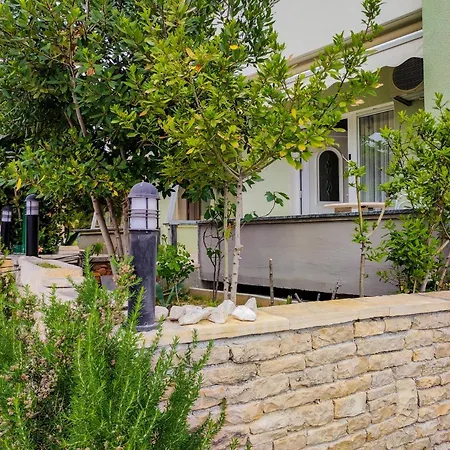 Locus アパート ペトルチャネ